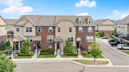 2734 Helmsdale Cir, Rochester Hills, MI, 48307-4297 | Card Image