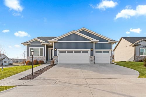 997 Thomas Cir, Tiffin, IA, 52340-8027 | Card Image