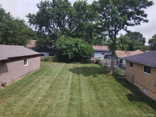 8275 Cadillac Ave, Warren, MI, 48089-2340 | Card Image