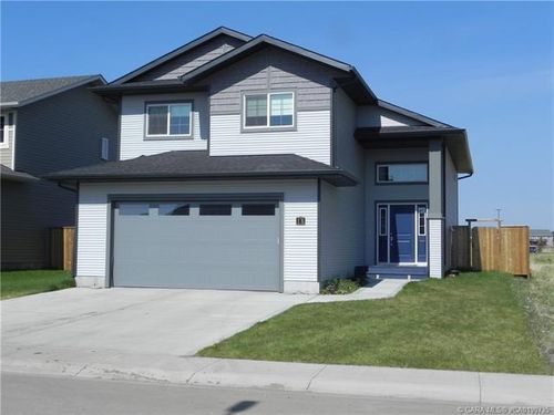 18 Cross St, Lacombe, AB, T4L0J4 | Card Image