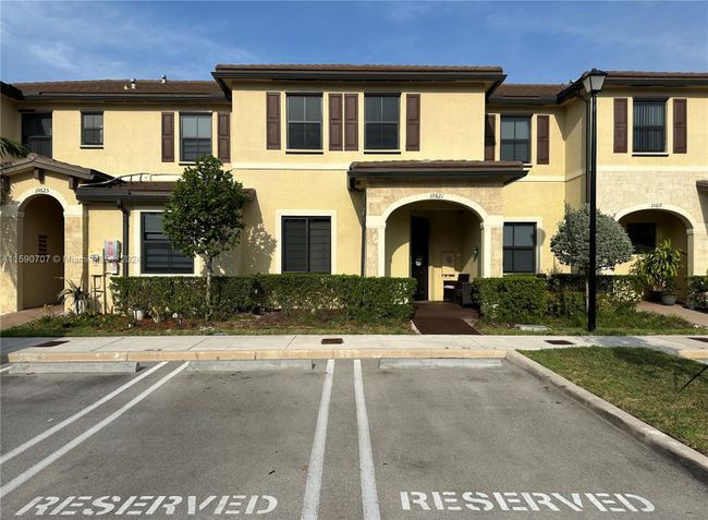 10621 - 10621 W 33rd Ln, Townhouse with 3 bedrooms, 2 bathrooms and null parking in Hialeah FL | Image 1