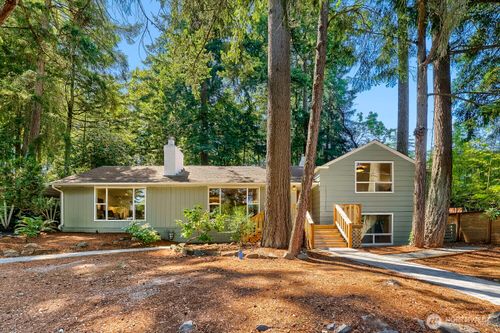 16051 21st Ave Sw, Burien, WA, 98166-2631 | Card Image