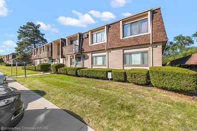 6 - 7040 Villa Drive, Condo with 2 bedrooms, 1 bathrooms and null parking in Waterford Twp MI | Image 2