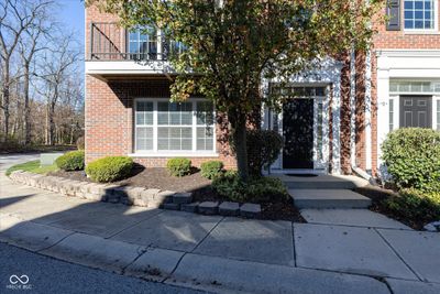 8215 Jo Ellen Drive, Condo with 3 bedrooms, 2 bathrooms and null parking in Fishers IN | Image 2