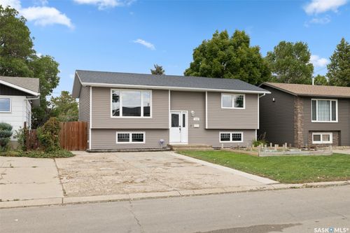 1538 Spadina Street W, Moose Jaw, SK, S6H7E6 | Card Image