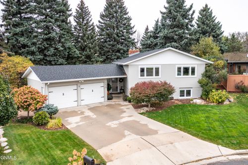 1038 Highland Pl, Bismarck, ND, 58501-2464 | Card Image