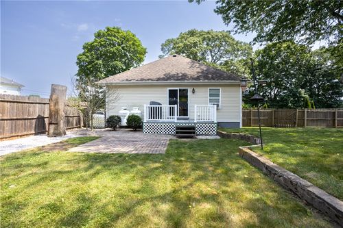 73 Fessenden St, Warwick, RI, 02886-1104 | Card Image
