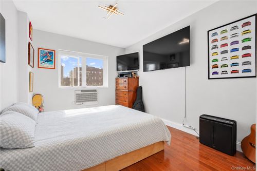 4r-2821 36th St, Astoria, NY, 11103-3049 | Card Image
