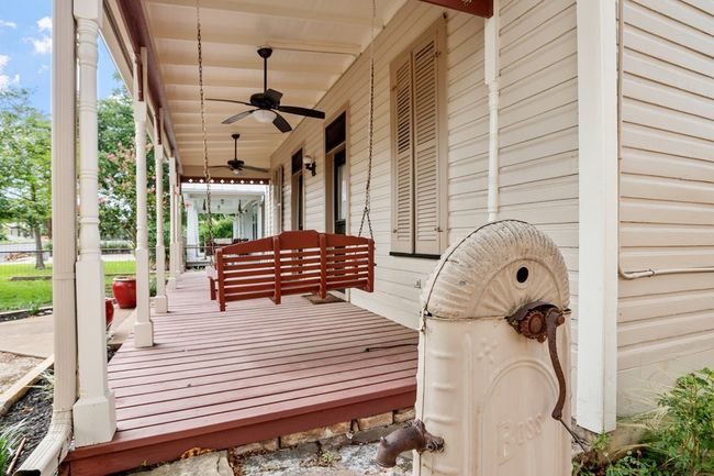 514 W Austin St, Home with 2 bedrooms, 2 bathrooms and null parking in Fredericksburg TX | Image 4