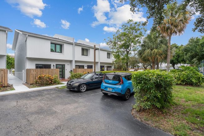 2116 Ne 44 Th St, Townhouse with 2 bedrooms, 2 bathrooms and null parking in Lighthouse Point FL | Image 4