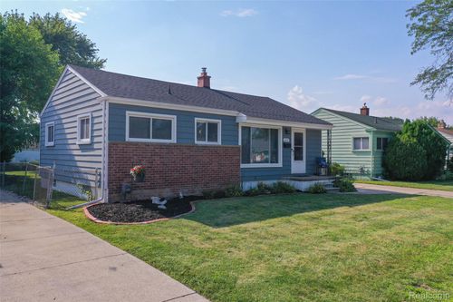 6647 Deering St, Garden City, MI, 48135-2293 | Card Image