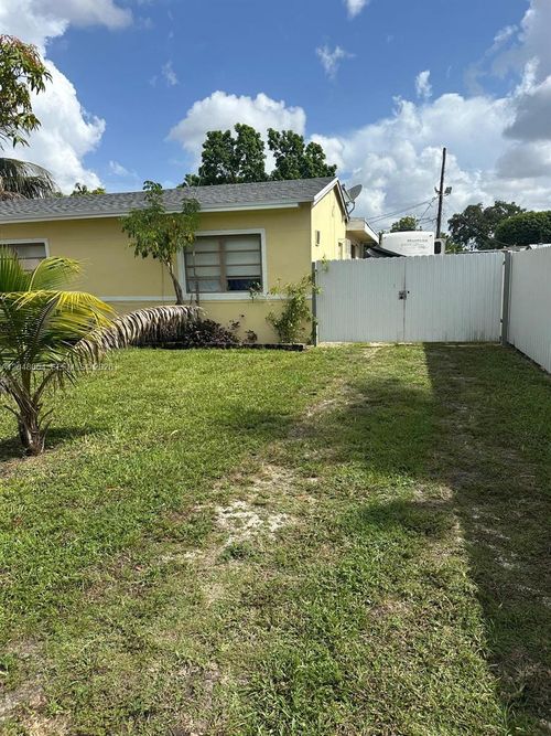 655-655 Nw 152nd St, Miami, FL, 33169-6213 | Card Image