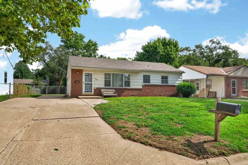 130 E Springdale St, Derby, KS, 67037-1239 | Card Image