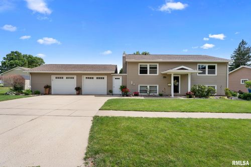 911 3rd St, De Witt, IA, 52742-1807 | Card Image