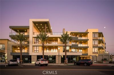 225 - Main Street, Condo with 2 bedrooms, 1 bathrooms and 4 parking in Huntington Beach CA | Image 2