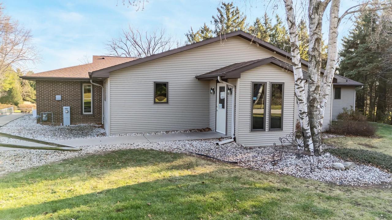 645 Hawthorne Dr, Omro, WI 54963