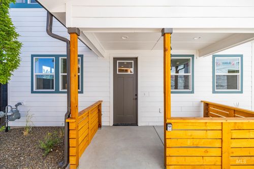1409 N Cole Cottage Ln, Boise, ID, 83704-8984 | Card Image