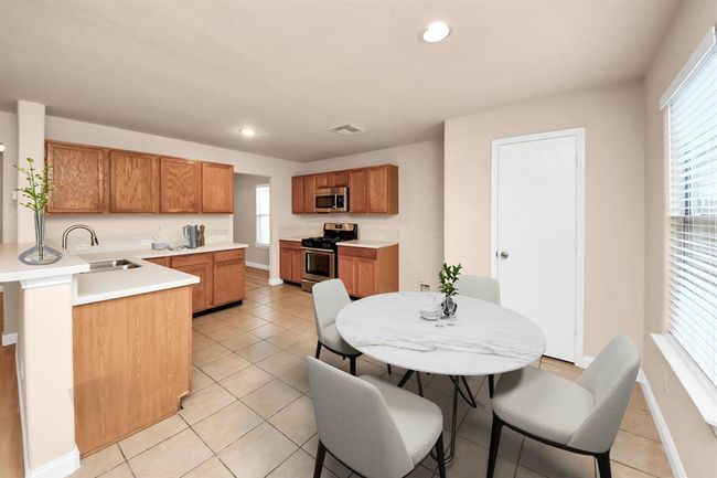 Breakfast area virtually staged | Image 8
