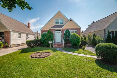 82-53 266th St, Glen Oaks, NY, 11004-1722 | Card Image