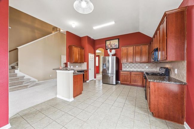 High ceiling and tall cabinets in the kitchen | Image 7