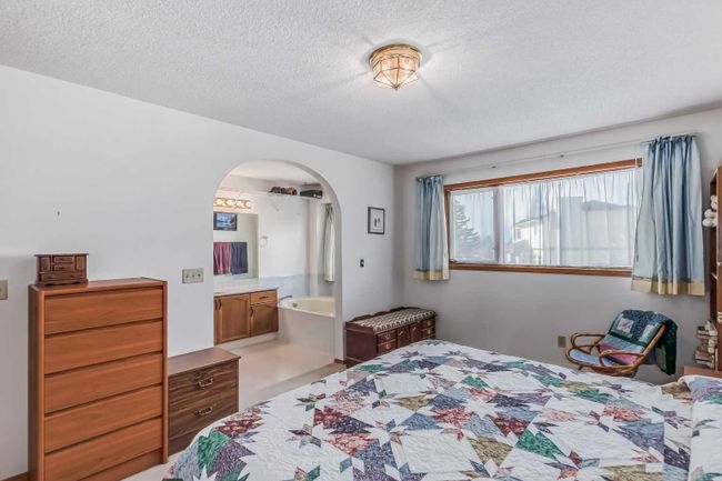 109 Hawkhill Road Nw, Home with 3 bedrooms, 3 bathrooms and 4 parking in Calgary AB | Image 21