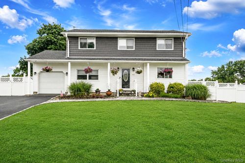 62 Oneida Avenue, Brookhaven, NY, 11720 | Card Image