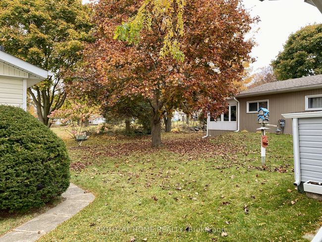 11 Locust Hill Dr, House other with 2 bedrooms, 1 bathrooms and 2 parking in Innisfil ON | Image 14