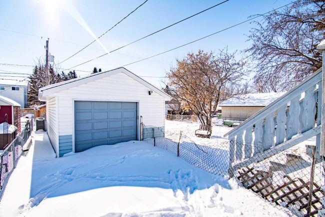 3911 45 Street, Home with 3 bedrooms, 2 bathrooms and 1 parking in Red Deer AB | Image 2