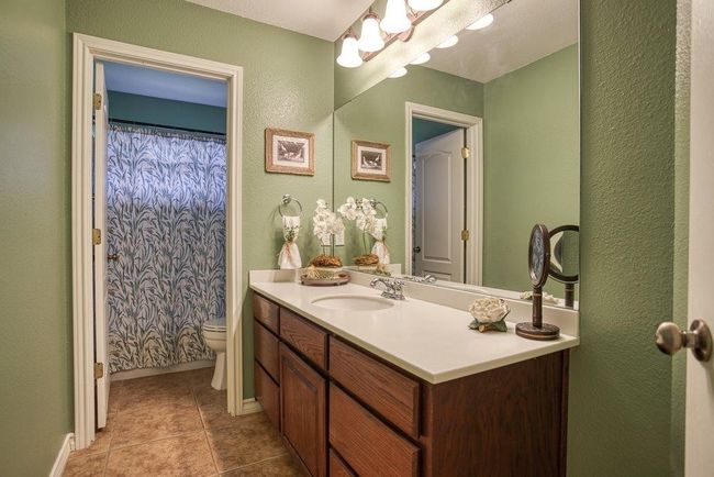 Main bath with large vanity | Image 26