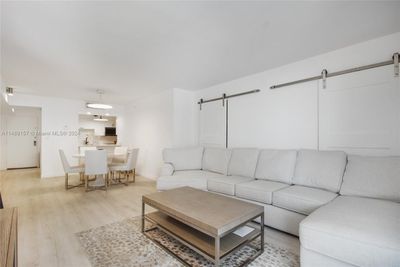 612 - 2401 Collins Ave, Condo with 1 bedrooms, 2 bathrooms and null parking in Miami Beach FL | Image 3