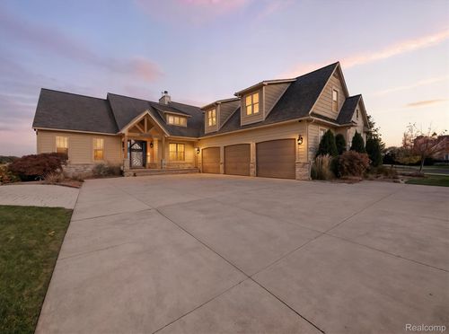 3756 Newport Way Dr, Waterford, MI, 48329-4285 | Card Image