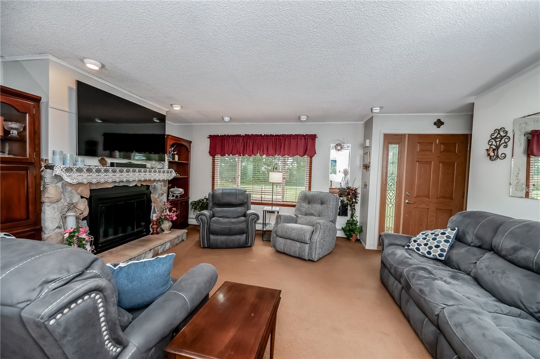 Residential in Center Twp/Homer Cty 4