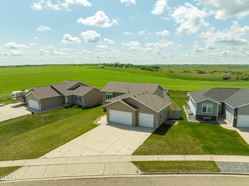 3211 Percheron Dr Se, Mandan, ND, 58554-6437 | Card Image