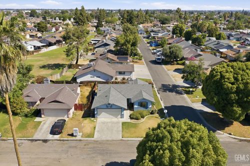 4500 Blossom Valley Ln, Bakersfield, CA, 93313-3384 | Card Image