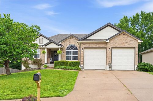 1305 Sw Graystone Cir, Grain Valley, MO, 64029-8414 | Card Image