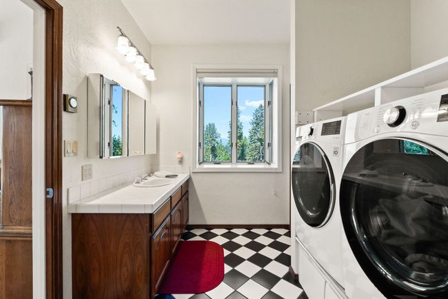 1/2 bath & laundry combined | Image 28