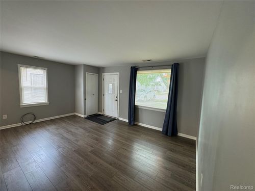 6102 Harrison St, Garden City, MI, 48135-2556 | Card Image