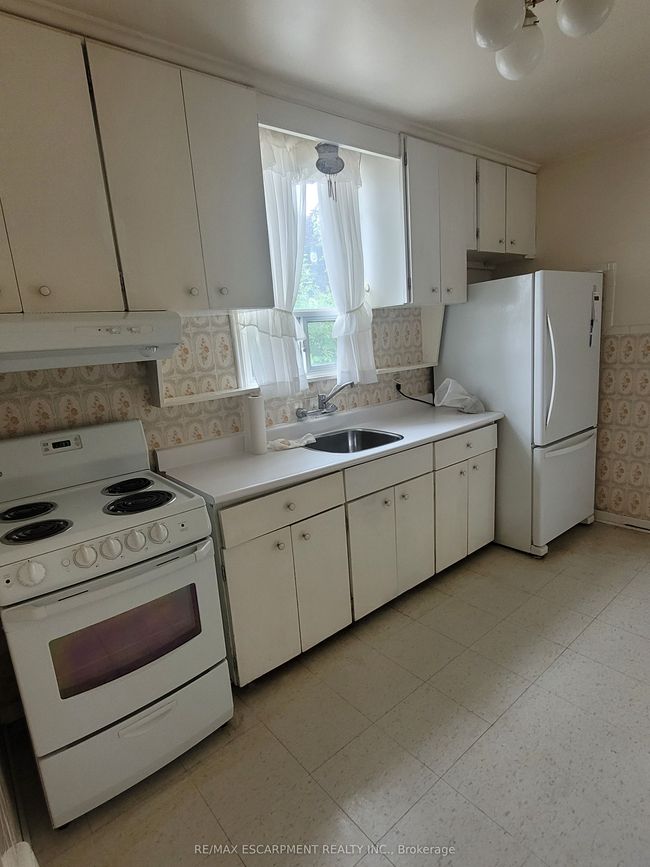 146 Cochrane Rd, House other with 3 bedrooms, 1 bathrooms and 4 parking in Hamilton ON | Image 4