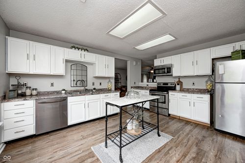 10197 Apple Blossom Cir, Fishers, IN, 46038-7418 | Card Image