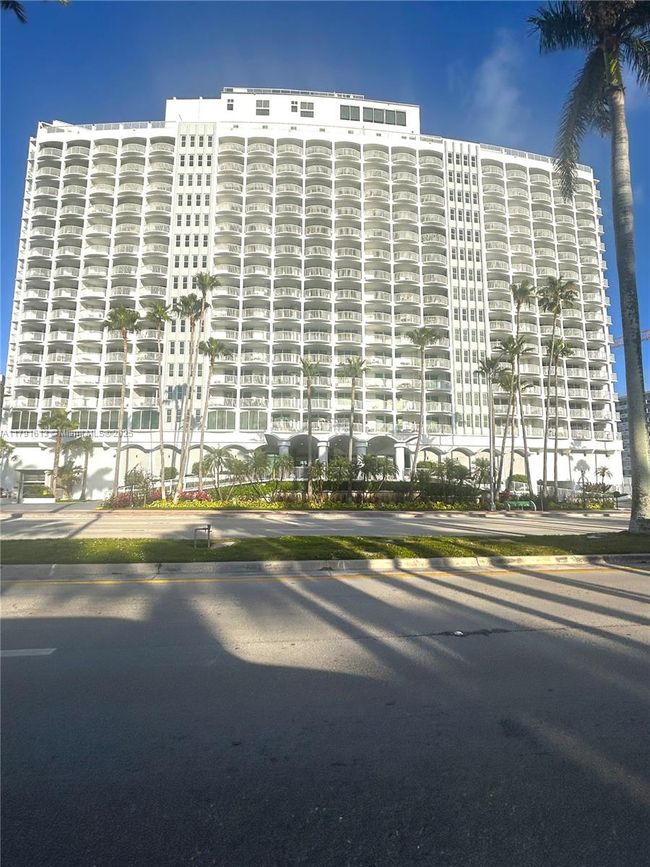 APT-434 - 5401 Collins Ave, Condo with 2 bedrooms, 2 bathrooms and null parking in Miami Beach FL | Image 28