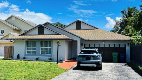 18901 Nw 77th Ct, Hialeah, FL, 33015-5256 | Card Image