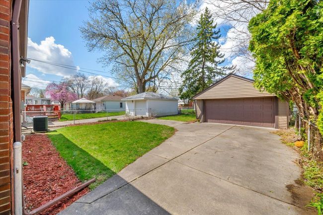 Fenced in backyard, 2 1/2 car garage w opener | Image 23