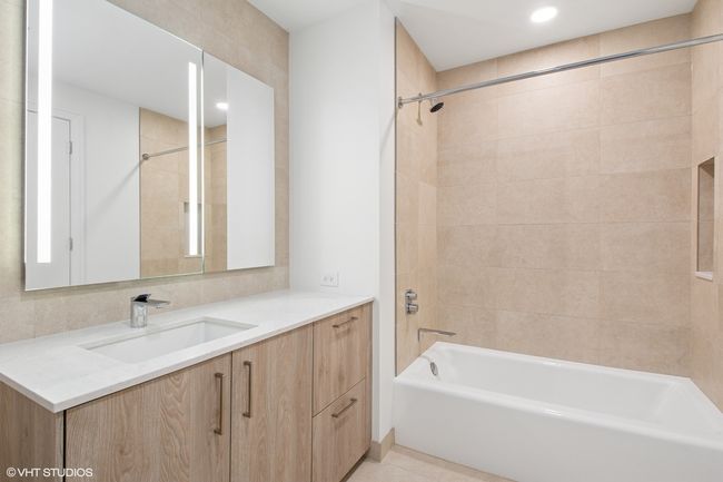 APT-1307 - 211 N Harbor Dr, Condo with 1 bedrooms, 1 bathrooms and 1 parking in CHICAGO IL | Image 5