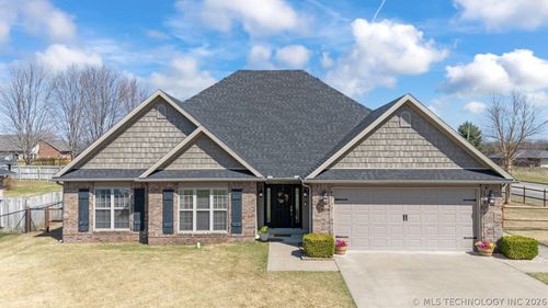 903 E 10th St, Grove, OK, 74344-2969 | Card Image