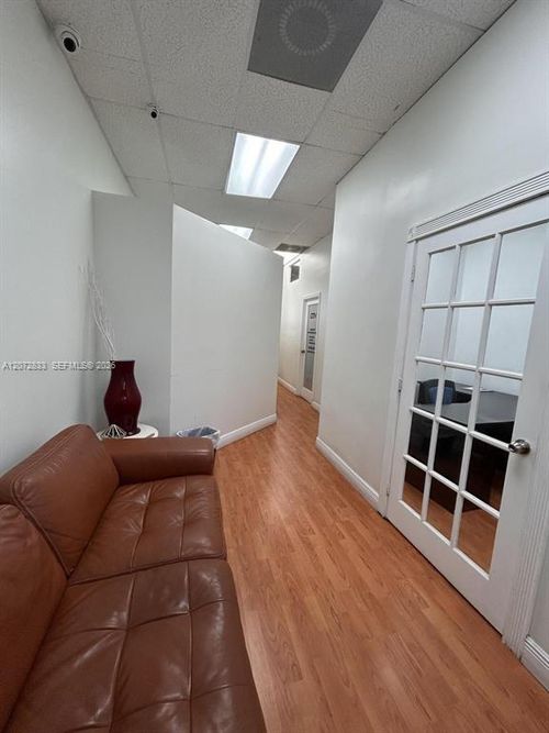 10-19300 W Dixie Hwy, Miami, FL, 33180-2201 | Card Image