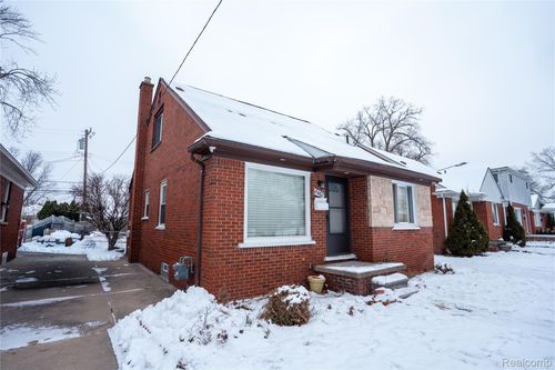 8467 Riverview St, Dearborn Heights, MI, 48127-1415 | Card Image