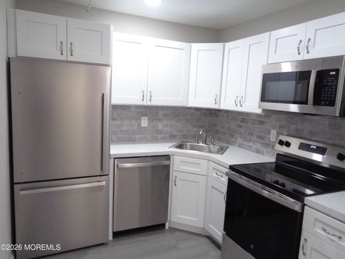 10 D Hamilton Ln, Whiting, NJ, 08759-1884 | Card Image