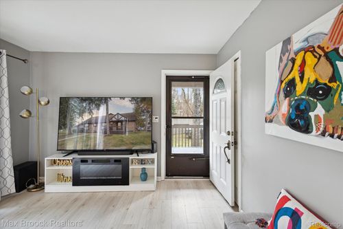 12-1131 Indianwood Trl, Walled Lake, MI, 48390-2150 | Card Image