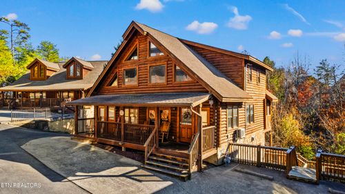 326 Big Bear Way, Pigeon Forge, TN, 37863-6231 | Card Image