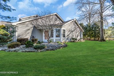 Gorgeous private side yard. | Image 1